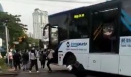 Detik-Detik Transjakarta Berhenti di Tengah Rel KA, Penumpang Panik, Videonya Viral - JPNN.com