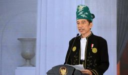 Kenakan Pakaian Adat Tanah Bumbu, Jokowi Peringati Hari Lahir Pancasila - JPNN.com