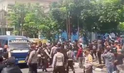 Video Massa 2 Ormas Bentrok di Bekasi Viral di Medsos, Pengin Tahu Apa Pemicunya? - JPNN.com