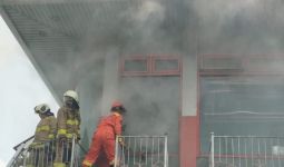 Kebakaran Hanguskan Kantor SPBU Pramuka, 7 Unit Branwir Diterjunkan - JPNN.com