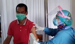 Warga di Zona Merah Covid-19 Cilangkap Jaktim Diberi Vaksin - JPNN.com