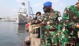 40 Hari Tenggelamnya KRI Nanggala 402, Prajurit TNI AL Tabur Bunga di Pelabuhan Tanjung Priok - JPNN.com