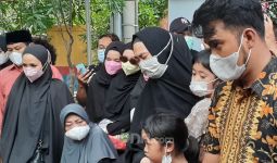 Air Mata Oki Setiana Dewi Mengiringi Prosesi Pemakaman Sang Ayah - JPNN.com