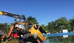 Truk Pengangkut Sampah Masuk Kolam Air Mancur, Polisi Langsung Bergerak - JPNN.com