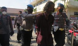 Pria Bergolok Menyerang Mapolresta Yogyakarta, Memukul Pagar, Memaki Polisi - JPNN.com