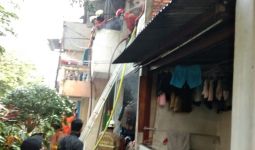 Ditinggal Pemilik, Rumah 2 Lantai di Pulogadung Ludes Terbakar, Ternyata Ini Penyebabnya - JPNN.com