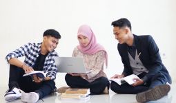 UM Surabaya Sediakan Rp2,5 Miliar untuk Beasiswa Mahasiswa Baru - JPNN.com