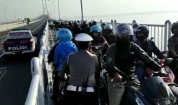 Lihat Nih, Aksi Polisi Mengadang Pengendara Motor yang Hendak Putar Balik di Suramadu - JPNN.com