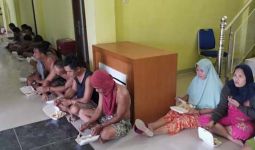 Polisi Gerebek Kampung Narkoba, Belasan Orang Ditangkap, Pak Kades Juga Ikut Diangkut - JPNN.com