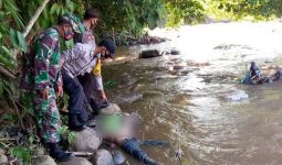 Mayat Pria Tanpa Baju Ditemukan di Sungai Kelingi, Kepala Terluka, TNI-Polri Turun Tangan - JPNN.com