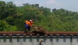 3 Orang Ini di Atas Rel Kereta, Membuang Sesuatu, PT KAI Memohon Maaf - JPNN.com