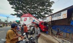 Hilang Kendali, Truk Tangki BBM Hantam Rumah di Aceh Timur - JPNN.com