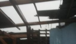 Cuaca Buruk, Angin Puting Beliung Rusak Tiga Rumah Warga dan Tempat Pemancingan di Bekasi - JPNN.com