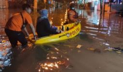 Perumahan Pondok Hijau Permai Bekasi Banjir: Dua Warga Positif Covid-19 Dievakuasi - JPNN.com