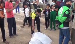 Mayat Hanyut di Sungai Kalimalang, Ada yang Kenal? - JPNN.com