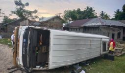 Minibus Rombongan Wisatawan dari Medan Terbalik di Aceh Timur, 2 Orang Tewas - JPNN.com