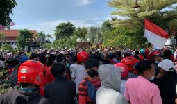 Ratusan Masyarakat Madura Geruduk Pemkot Surabaya - JPNN.com