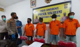 Gelar Pesta Terlarang Bareng Keluarga di Rumah, Oknum PNS Pasrah Saat Dijemput Polisi - JPNN.com