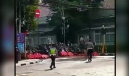 Sejumlah Pengendara Motor Menerobos Blokade, Polrestabes Bandung Langsung Bergerak - JPNN.com