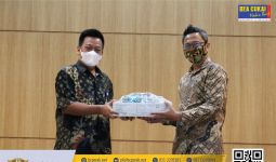 Bea Cukai Tanjung Perak Menghibahkan Ambulans dan Kurma - JPNN.com