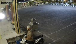 Pura-pura jadi Jemaah, Pria Ini Mencuri Motor, Perbuatannya Terekam CCTV Masjid - JPNN.com