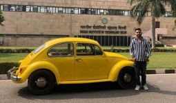 Kreatif, Pria di India Ini Mengubah Mobil Klasik jadi Kendaraan Listrik - JPNN.com