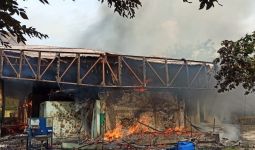Masjid Jayakarta di Cakung Ludes Terbakar, Gulkarmat Kerahkan 7 Unit Branwir - JPNN.com