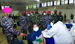 Laksamana Yudo Tinjau Serbuan Vaksinasi Covid-19 di Markas Korps Marinir TNI AL - JPNN.com