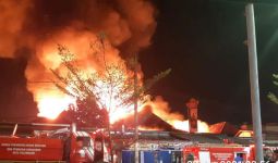 Kebakaran di Palembang, 4 Rumah dan 6 Kendaraan Bermotor Ludes Terbakar - JPNN.com