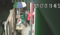 Aksi Begal Sadis Terekam CCTV, Bocah 15 Tahun Bersimbah Darah - JPNN.com