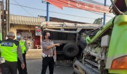 Dump Truk Oleng, Hilang Kendali ke Tengah Jalan, Braaak, Ngeri - JPNN.com
