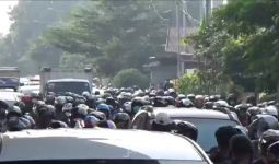 Ada Penyekatan, Lalu Lintas Bekasi Arah Jakarta Macet Total Pagi Ini, Lihat Fotonya - JPNN.com