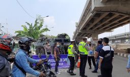 Warga Mengotot Ingin Masuk ke Jakarta, Petugas Mengarahkan Lewat Jalan Alternatif, Alamak!  - JPNN.com