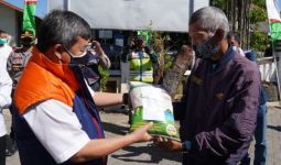 Pemkab Garut Salurkan Bantuan Kepada Warga Terdampak PPKM Darurat - JPNN.com