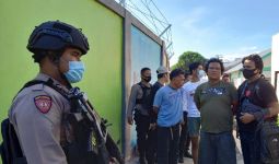 Kedua Tangan MW dan JA Diborgol, Dikawal Polisi Bersenjata Laras Panjang - JPNN.com