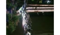 2 Motor yang Dibuang di Pintu Air Sawah Besar Imbas Bentrokan Ojol dan Debt Collector Dievakuasi - JPNN.com