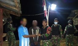 Prajurit TNI Didatangi Warga, Ada yang Diserahkan - JPNN.com