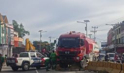 Truk Tangki Pertamina Menabrak Pembatas Jalan - JPNN.com