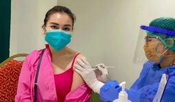 Berbaju Merah Muda, Ayu Ting Ting Jalani Vaksinasi - JPNN.com