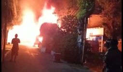 Bengkel Servis AC di Matraman Ludes Terbakar, Lihat Tuh Apinya - JPNN.com