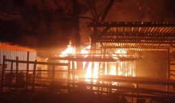 Satgas TNI Yonif RK 751/VJS Bantu Evakuasi Korban Kebakaran - JPNN.com