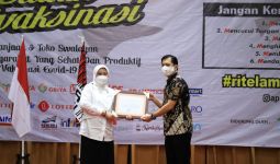 Menaker Ida Tinjau Vaksinasi Kedua Pekerja Ritel di Bandung - JPNN.com