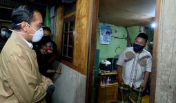 Jokowi Blusukan ke Tanjung Priok Malam Hari, Lihat yang Dia Lakukan - JPNN.com