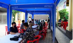 TNI AL dan TNI AD Bersinergi Gelar Serbuan Vaksinasi Covid-19 Kepada Masyarakat Cengkareng - JPNN.com