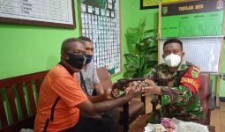 Membersihkan Kebun, Mirino Temukan Senjata Api Bekas PD II, Langsung Diserahkan ke TNI - JPNN.com