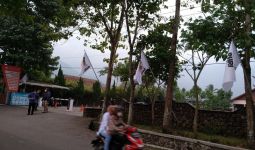 Bendera Putih Bergambar Emotikon Menangis Bermunculan di Garut, Sedih - JPNN.com