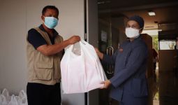 Detak Kehidupan dari Balik Tenda Biru, Sukarelawan Kemensos Siapkan Ribuan Makanan Siap Saji di Masa Kedaruratan - JPNN.com