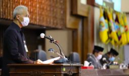 Ganjar Peringatkan Bupati dan Wali Kota Segera Beri Bansos untuk Warga - JPNN.com