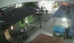 Penjambret Rampas HP Siswi SMP, Ibu Korban Sempat Mengejar, Terekam CCTV, Lihat - JPNN.com