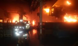 4 Jam Damkar Berjibaku Padamkan Kebakaran Pabrik Kampas Rem di Jakut, Apinya Gede Banget - JPNN.com